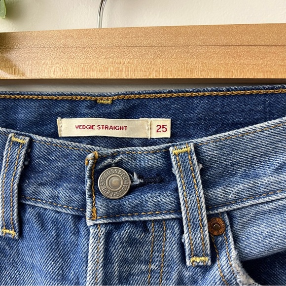 Levi’s Wedgie Straight Frayed Hem Button Fly High Rise Jeans - Picture 4 of 13